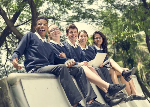 Diverse studenten in College Uniform — Stockfoto