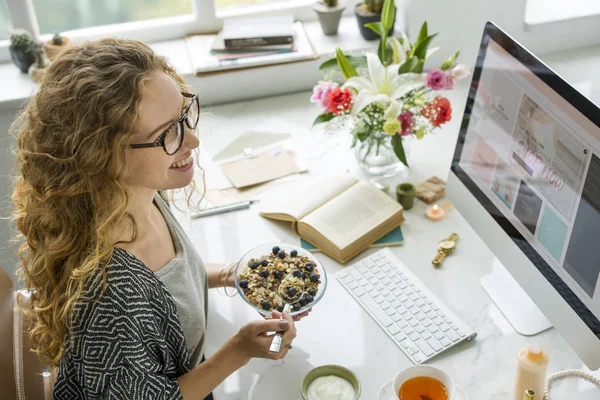 Vrouw die met een computer werkt — Stockfoto