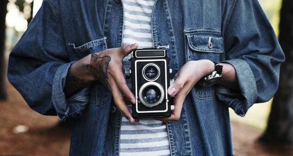 Fotoğrafçı holding kamera — Stok fotoğraf