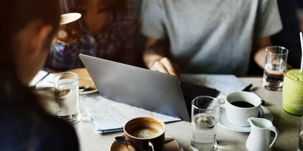 Människor som dricker kaffe — Stockfoto