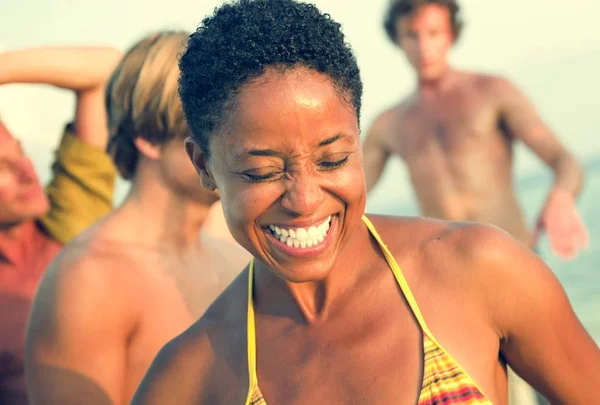 Африканская женщина улыбается на пляже — стоковое фото