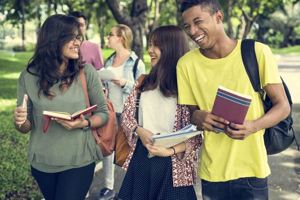 Mladí studenti s knihami — Stock fotografie