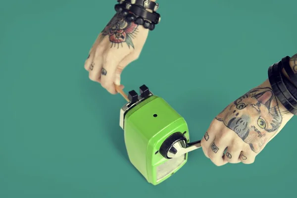 Mãos em tatuagens com Lápis Grafite — Fotografia de Stock