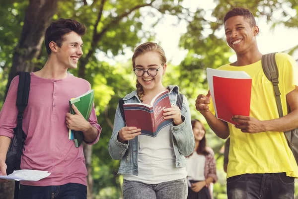 Jovens estudantes com livros — Fotografia de Stock