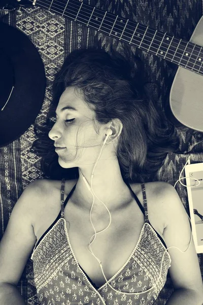 Femme pose et écouter de la musique — Photo