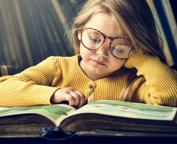 Adorável livro de leitura menina — Fotografia de Stock