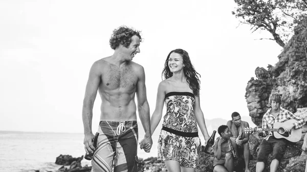 Gente disfrutando de la playa — Foto de Stock