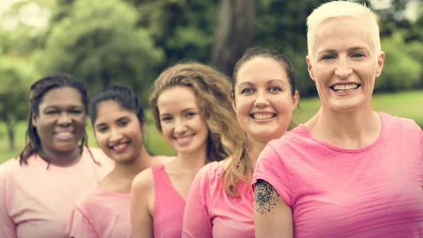 Les femmes se soutiennent mutuellement — Photo