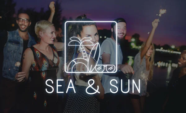 Gente teniendo fiesta en la playa — Foto de Stock