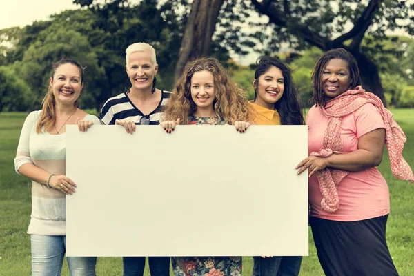 Amici che tengono bordo — Foto Stock