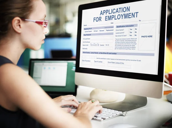 Zakenvrouw werkt op de computer — Stockfoto