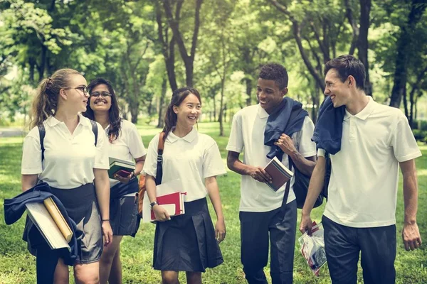 Diverse studenten in College Uniform — Stockfoto