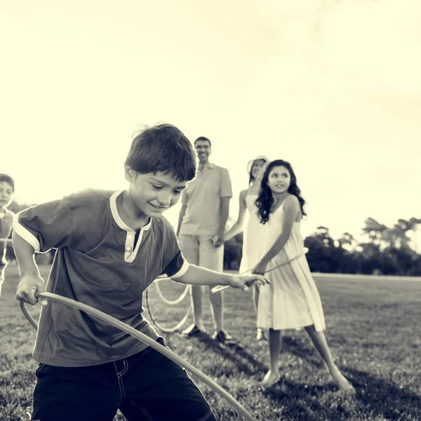 Família fazendo exercício com aros hula — Fotografia de Stock