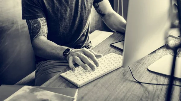 Hombre trabajando en la computadora — Foto de Stock