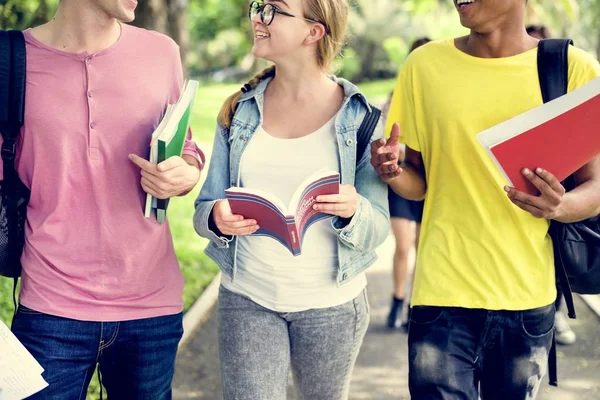 Junge Studenten mit Büchern — Stockfoto