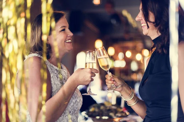 Women celebrating and drinking champagne — Stock Photo, Image