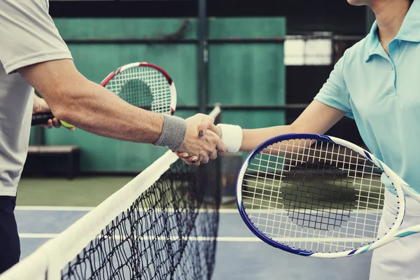 Menschen geben sich nach dem Spiel die Hand — Stockfoto