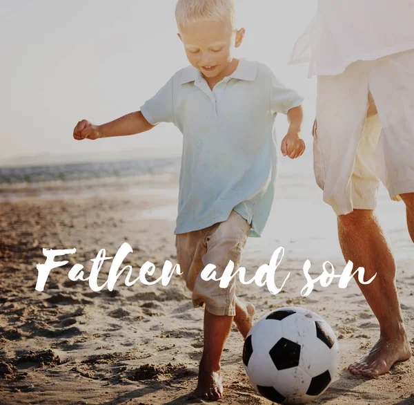 Πατέρας και γιος παίζει ποδόσφαιρο στην παραλία — Φωτογραφία Αρχείου