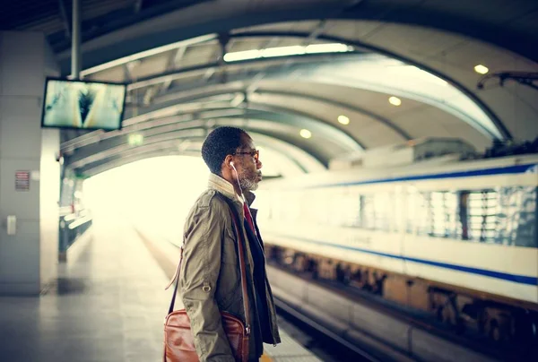 Uomo d'affari in attesa di treno — Foto Stock