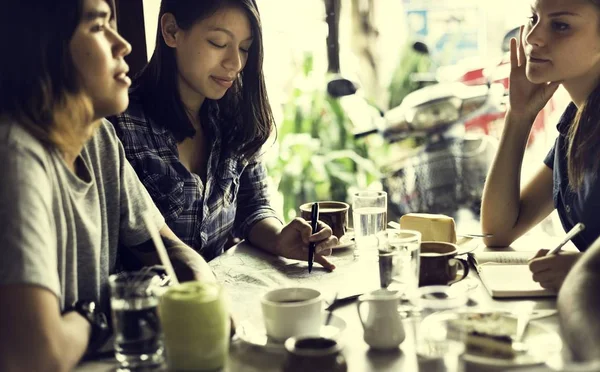 Menschen trinken Kaffee — Stockfoto