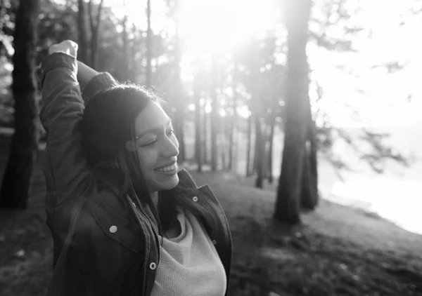 Lächelnde Frau im Wald — Stockfoto