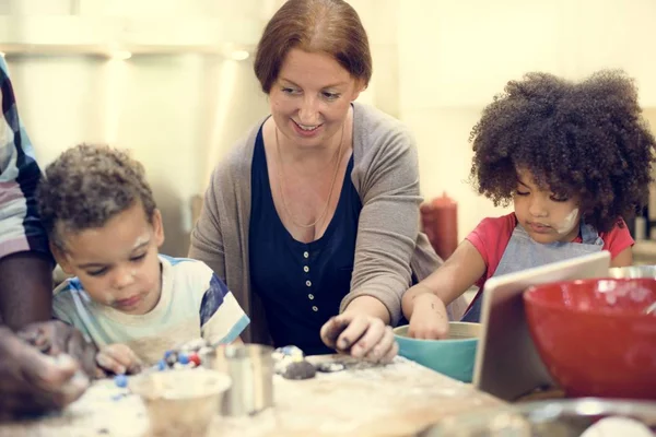 Familie koken samen — Stockfoto