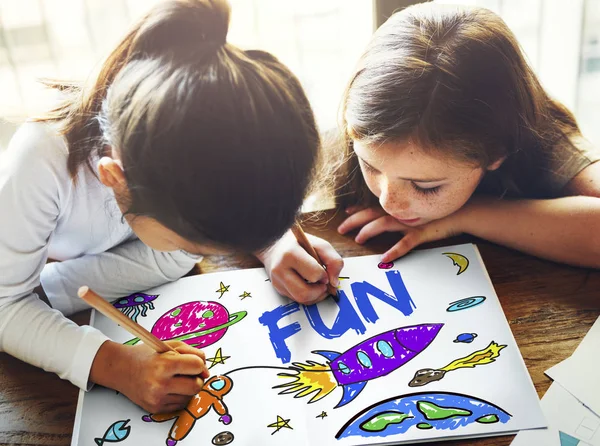 Niños dibujando en el álbum —  Fotos de Stock