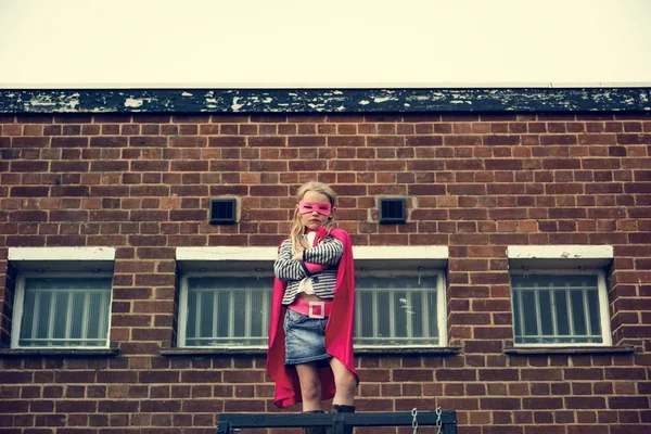 Na zewnątrz dziewczyna superbohatera — Zdjęcie stockowe