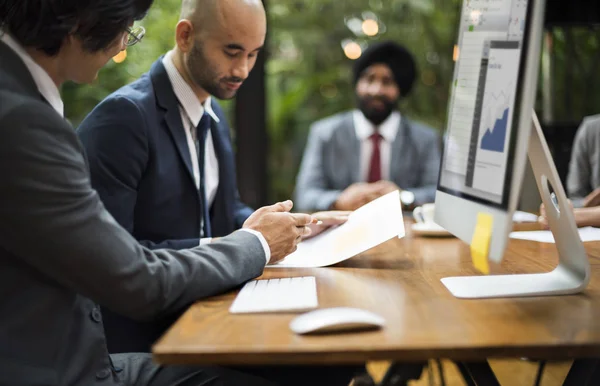 Les gens d'affaires travaillant dans le bureau — Photo