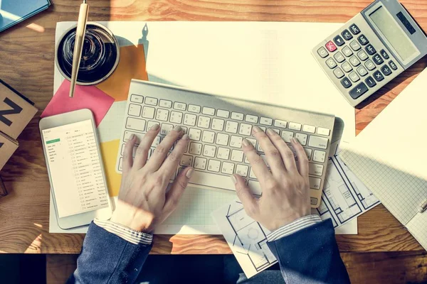 Businessman typing on keyboard — Stock Photo, Image