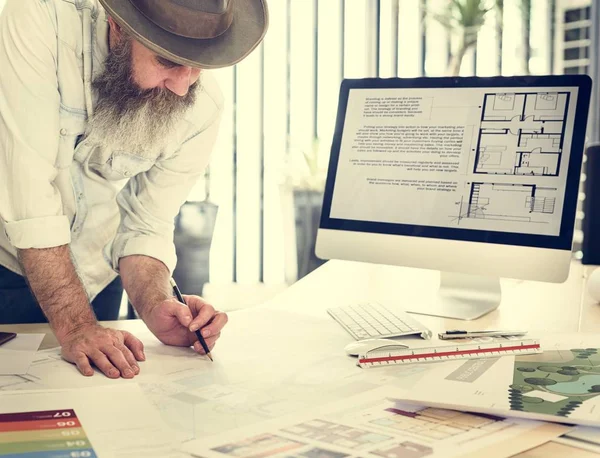 Man Architect lavora con Blueprint — Foto Stock