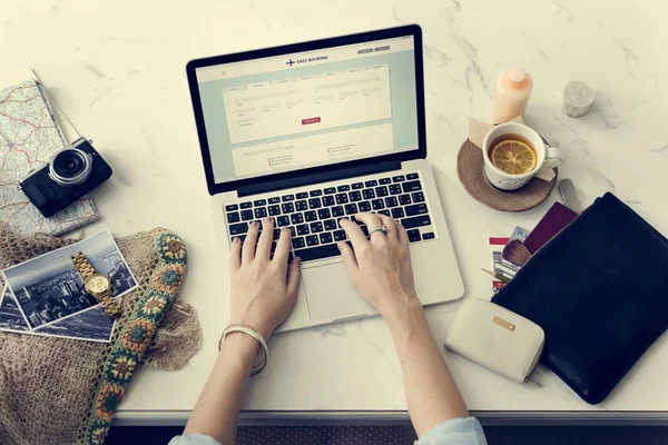 Vrouw werkt op laptop — Stockfoto