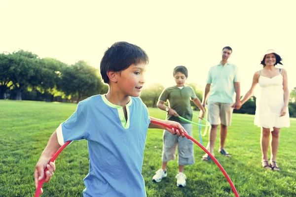 Familie doen oefening met hula hoops — Stockfoto