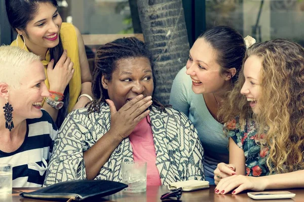 Le donne che chattano al caffè — Foto Stock