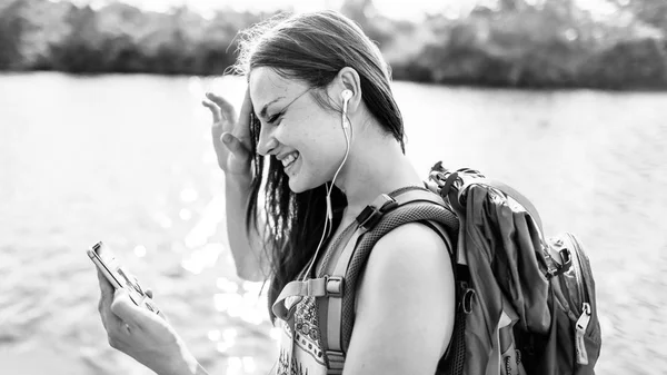 Viajero chica con mochila — Foto de Stock