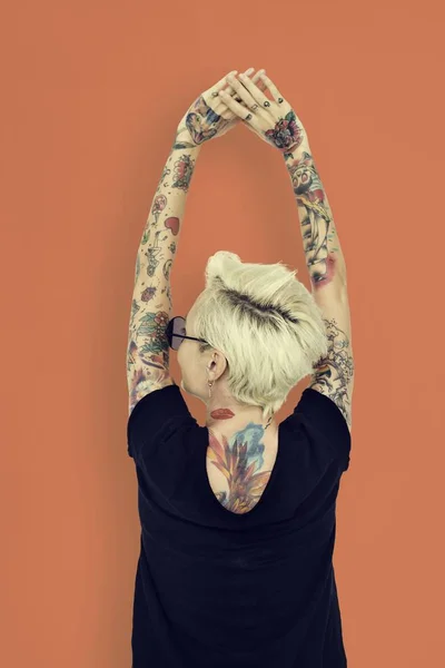 Donna in tatuaggi vista posteriore — Foto Stock