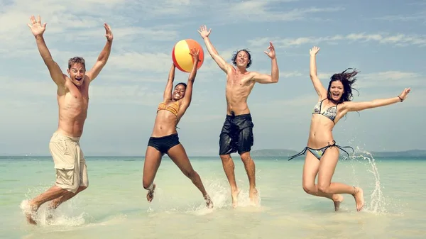 Lidé si s míčem na pláži — Stock fotografie