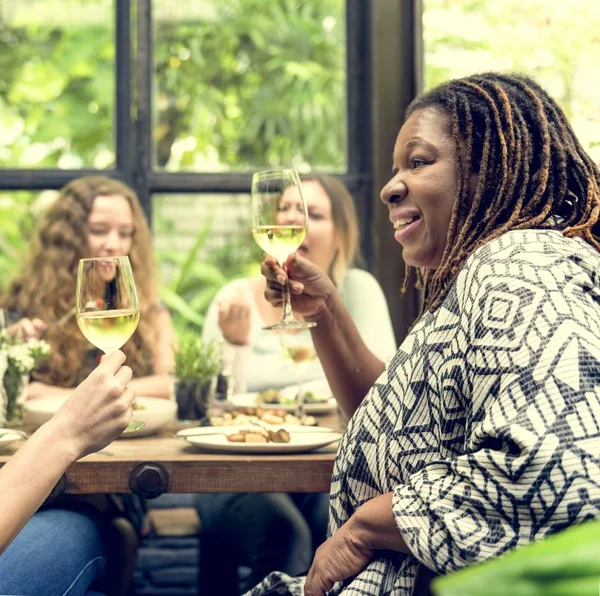 Donne che cenano — Foto Stock