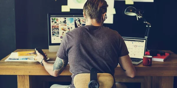 Mann arbeitet am Computer — Stockfoto