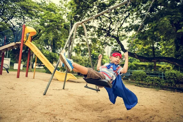 Kleiner Junge auf dem Spielplatz — Stockfoto