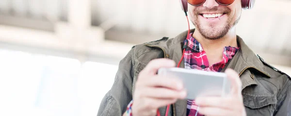 Young Man Browsing Smartphone — Stock Photo, Image