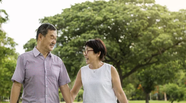 Casal passar o tempo no parque — Fotografia de Stock