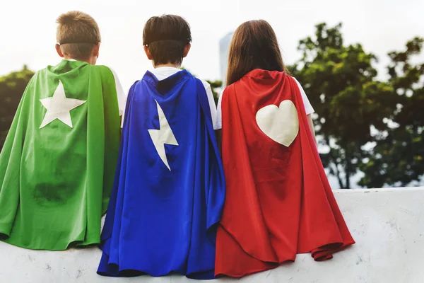 Børn i kostumer superhelte - Stock-foto