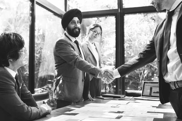 Hommes d'affaires travaillant en salle de conférence — Photo