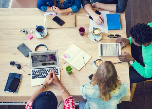 Estudantes aprendendo juntos — Fotografia de Stock