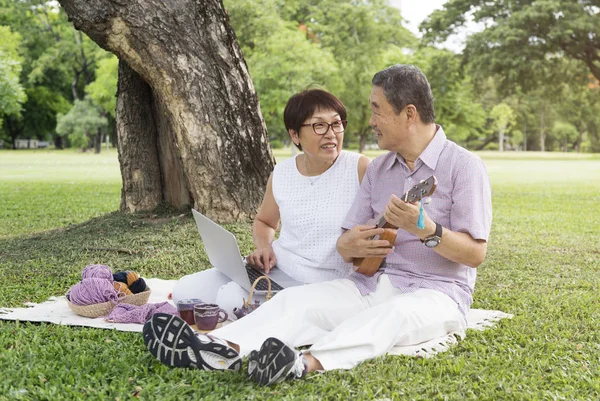 Paar tijd doorbrengen in het Park — Stockfoto