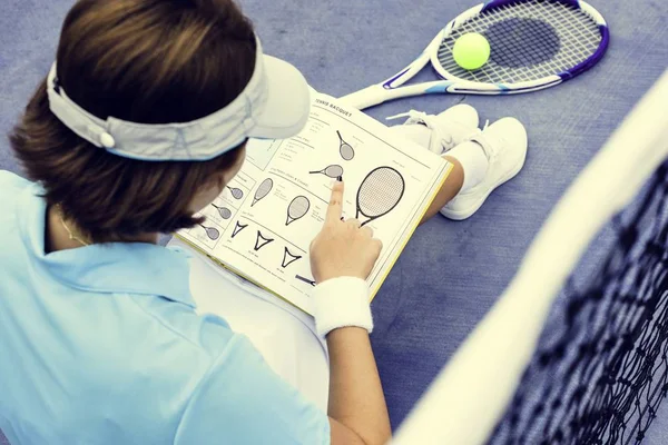 Mulher leitura de tênis Livro — Fotografia de Stock