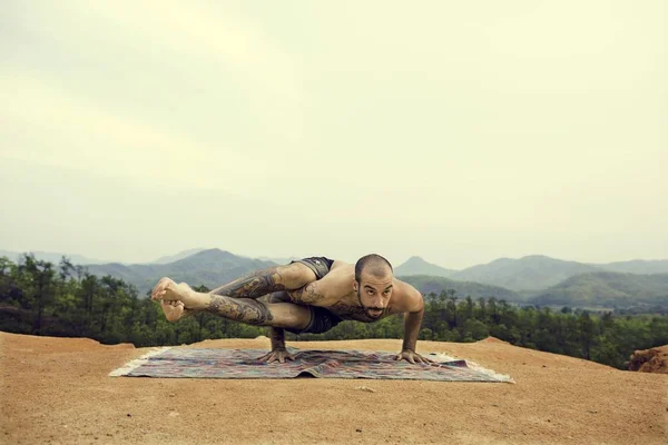 Mann praktiziert Yoga — Stockfoto