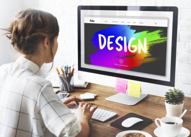 Studio bilgisayarla çalışma kız