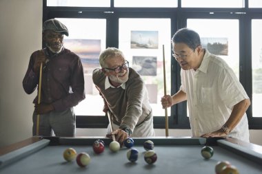 Bilardo oynayan arkadaşlar